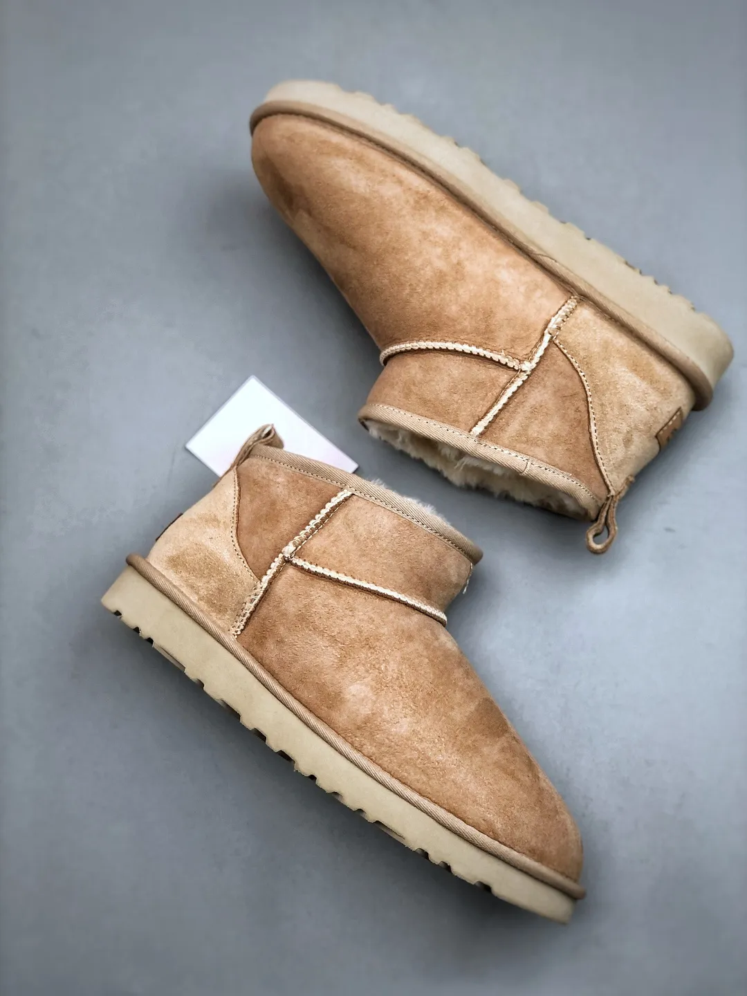 Local self-pickup 💰520 supports store placement. The top version on the market. UGG Mini thin-soled black short tube 1.5cm popular style. Produced by a major foreign trade factory in Guangzhou. Real sheep fur from toe to insole. Independent outer box packaging. Chip. Waterproof process. Different from any version on the market. 3cm thick sole, independently developed original outsole, cashmere insole, keeping warm in winter, suitable for home use. In the new year, uug has launched a style series, which is partially geared towards the preferences of young consumers. It has also moved to the forefront of fashion trends. Shoe body material, water-repellent coated suede upper, 17mm UGGPURE™ implanted wool insole, lightweight non-slip and comfortable rubber outsole, with brand LOGO, and full packaging. Size: 35-45